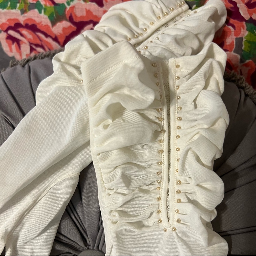 Elegant Vintage White Ruched Gloves with Lace & Beads